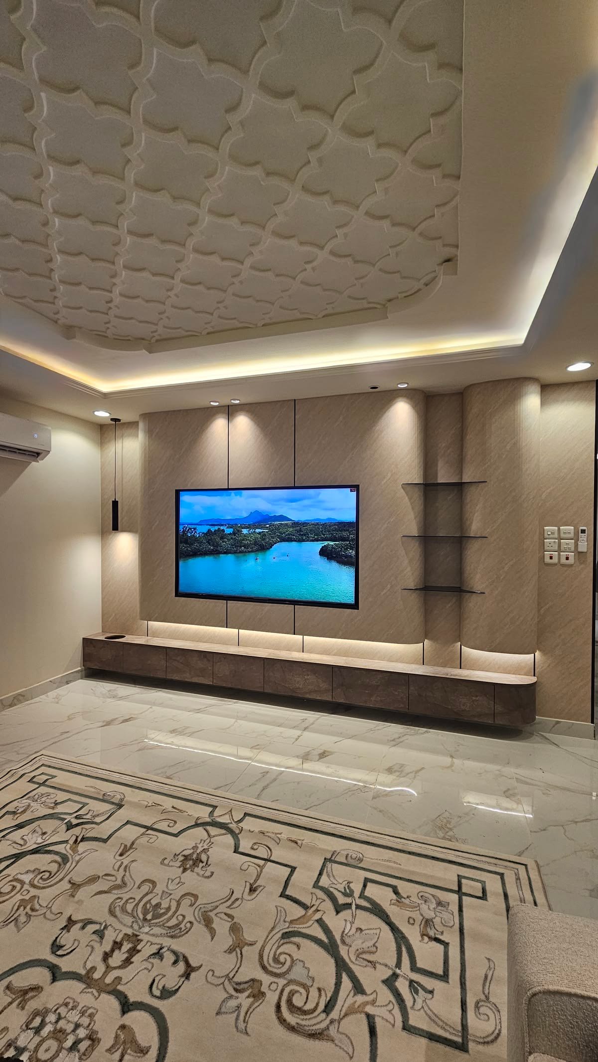 أصبح جدار التلفزيون من العناصر الأساسية في تصميم الصالات والمجالس الحديثة، ويمكن تحويله إلى نقطة جمالية مميزة باستخدام بديل الخشب أو بديل…